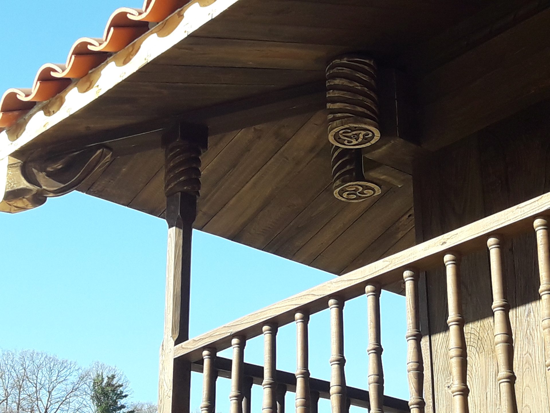 Detalle de talla celta trisquel en hórreo asturiano