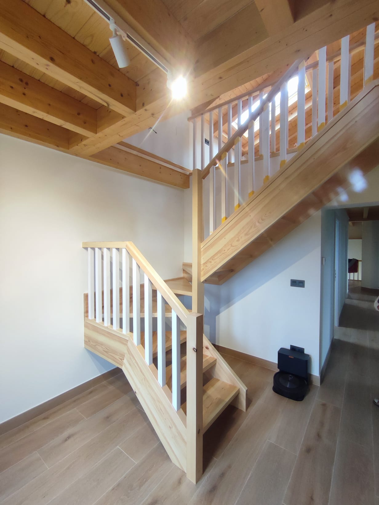 Escalera completa de madera clara