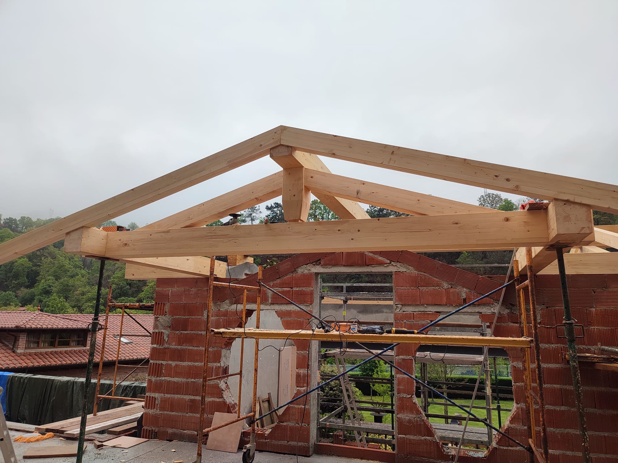 Estructura de tejado a dos aguas en madera