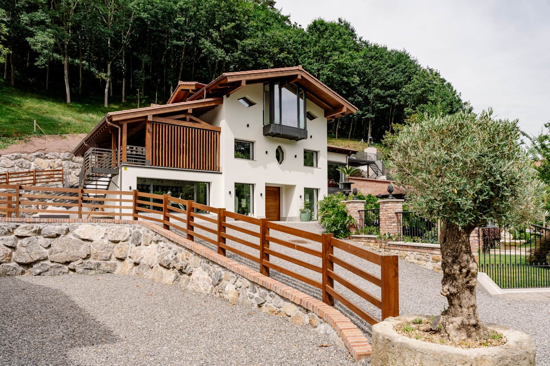 Fachada con estructura de madera y porche