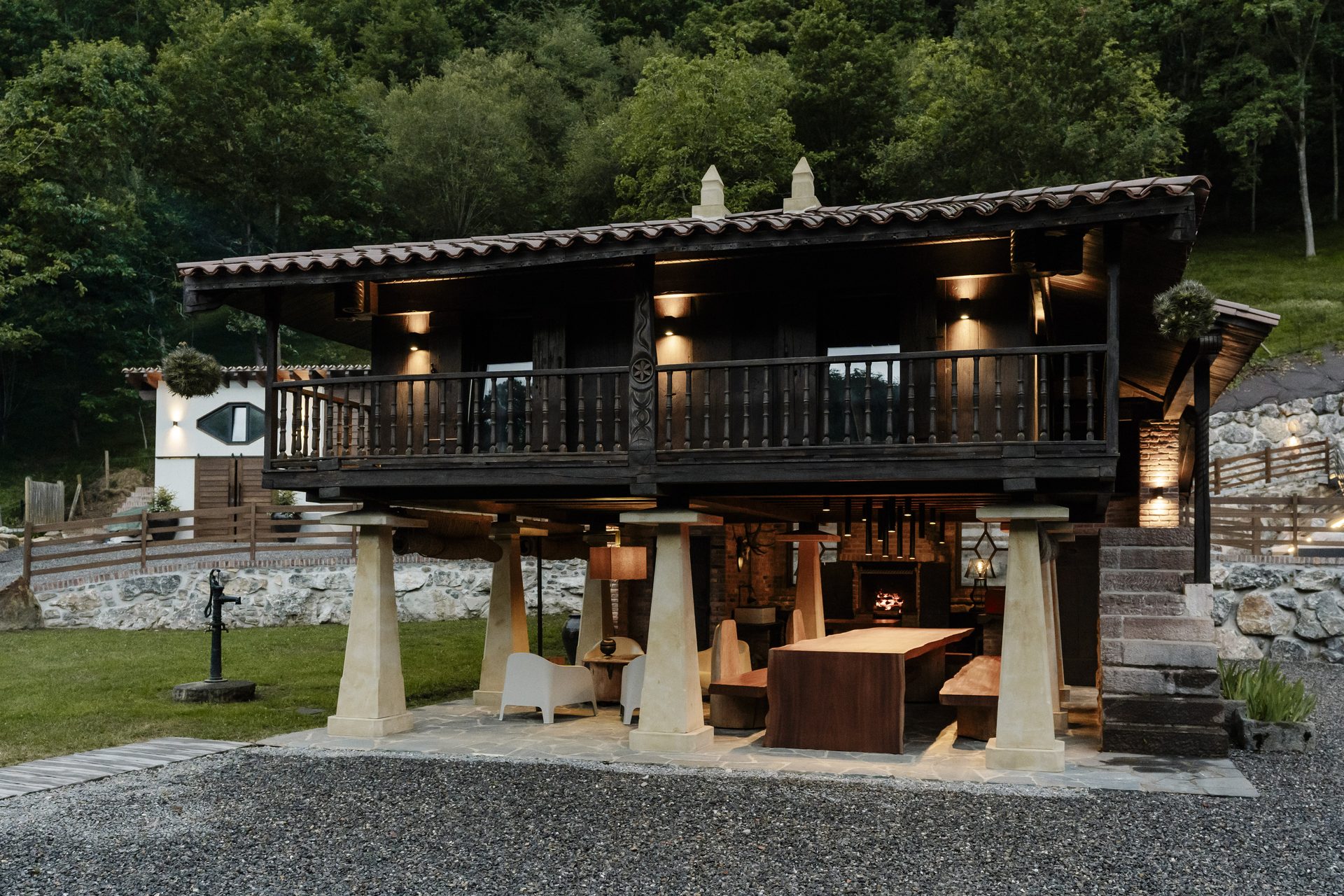 Hórreo asturiano restaurado con iluminación nocturna