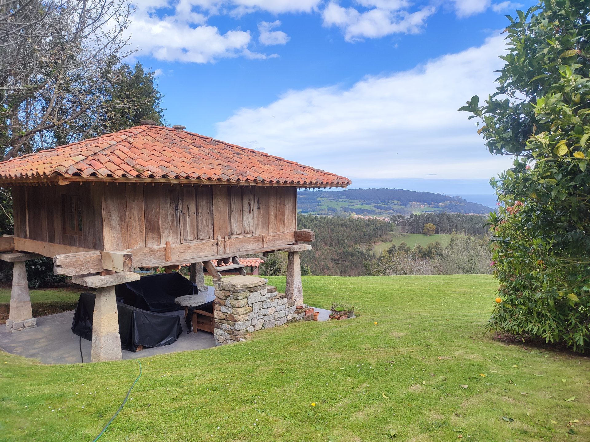 Hórreo asturiano con vistas al mar Cantábrico
