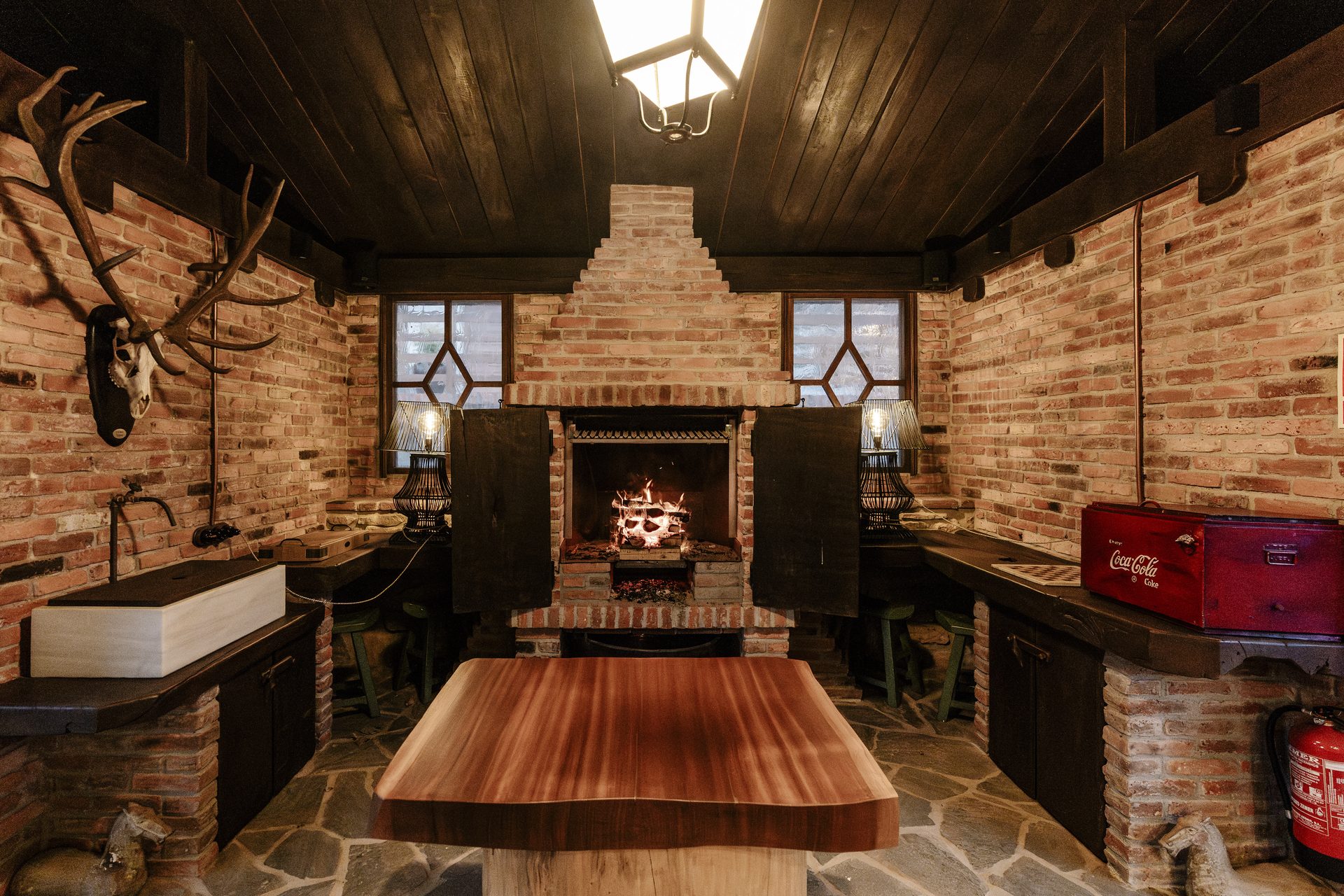 Interior rústico con chimenea de ladrillo y techo de madera