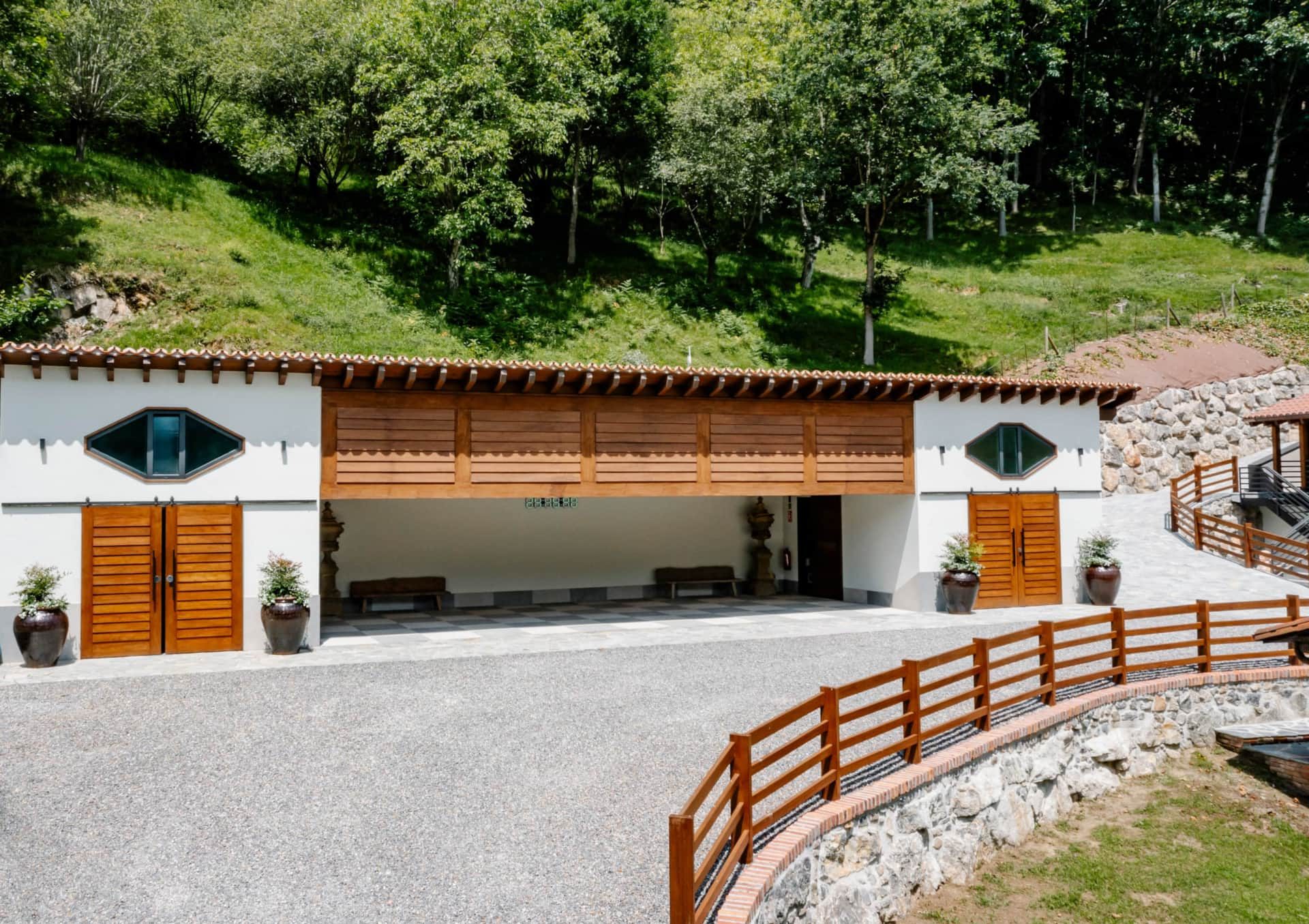 Mesa de madera maciza live edge junto a chimenea