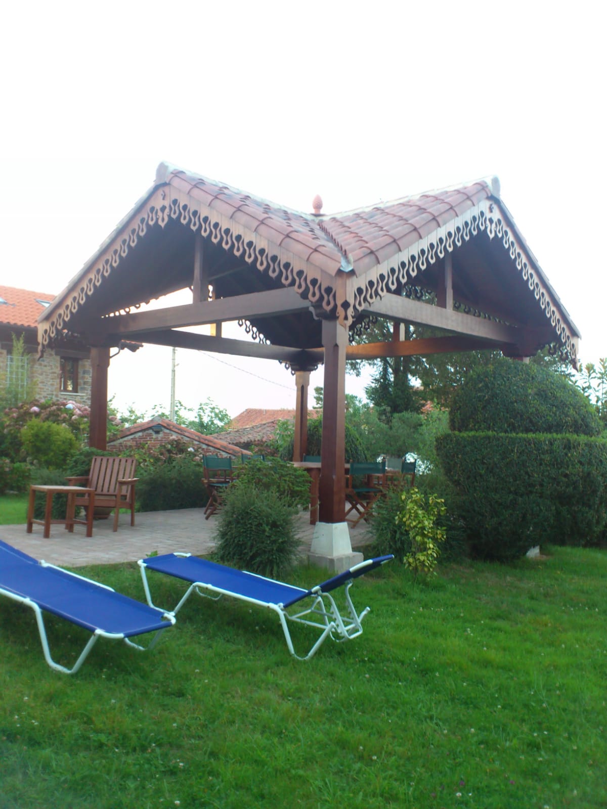 Pérgola cenador de madera con remates tallados artesanales