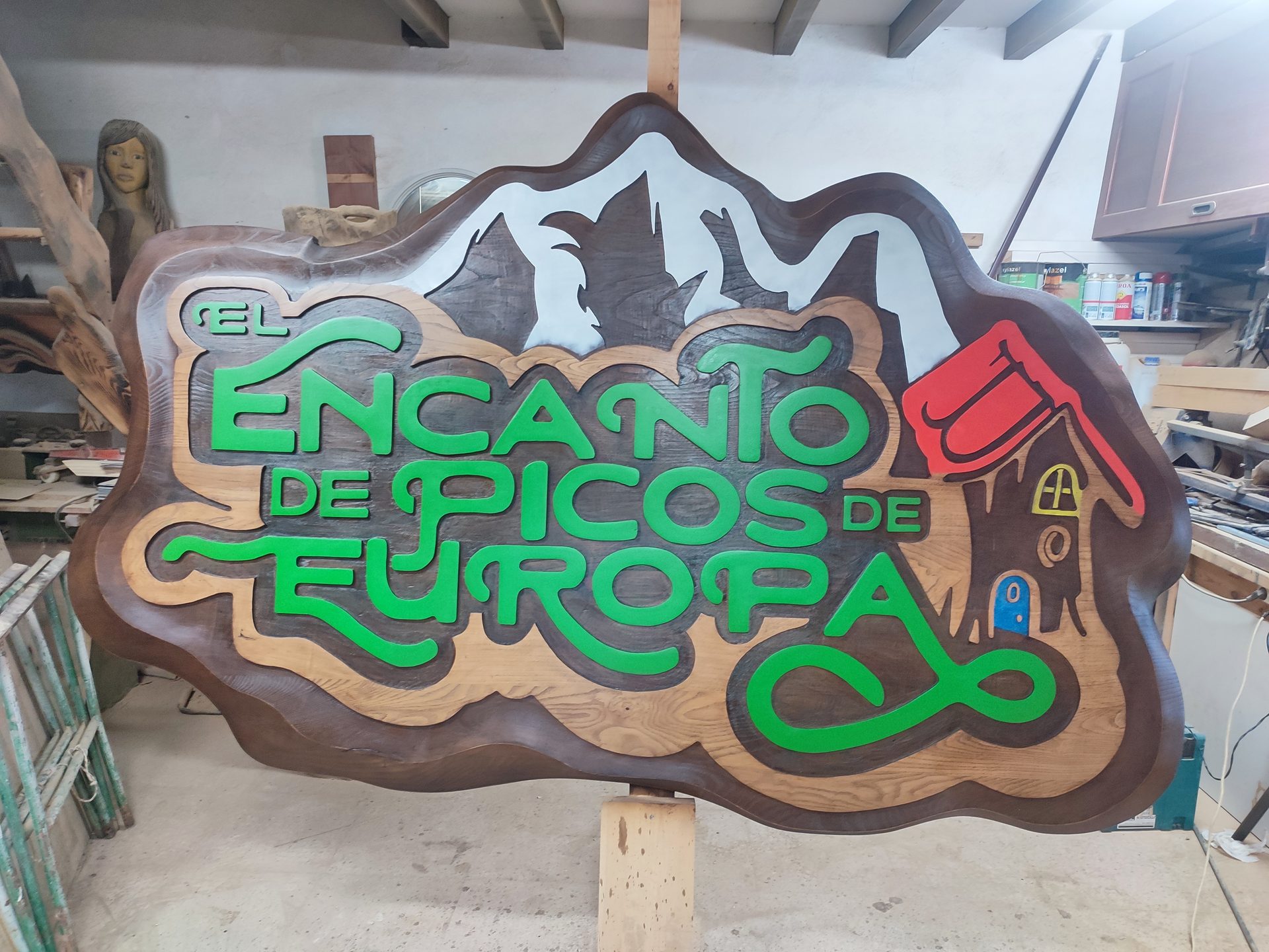 Puerta pivotante de madera maciza a medida