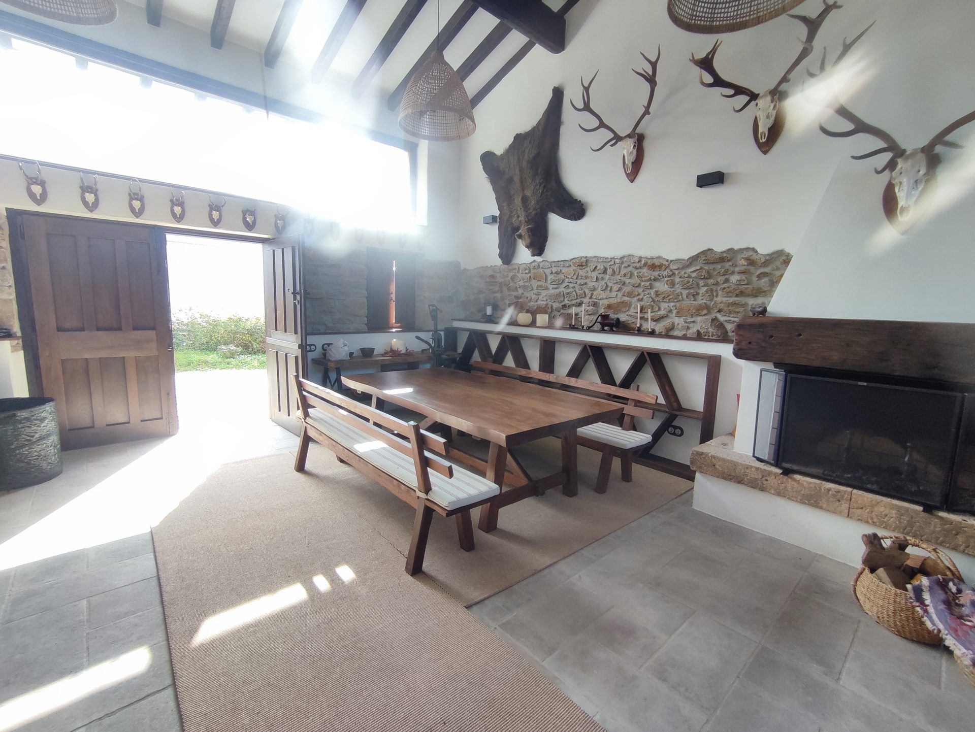 Rótulo tallado en madera El Encanto de Picos de Europa
