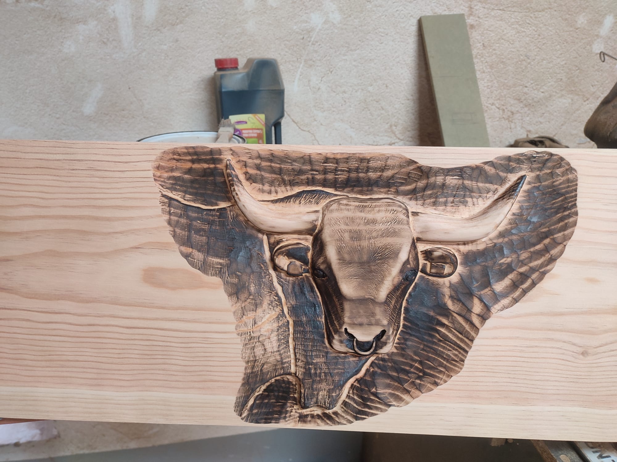 Talla artesanal de cabeza de toro en madera maciza