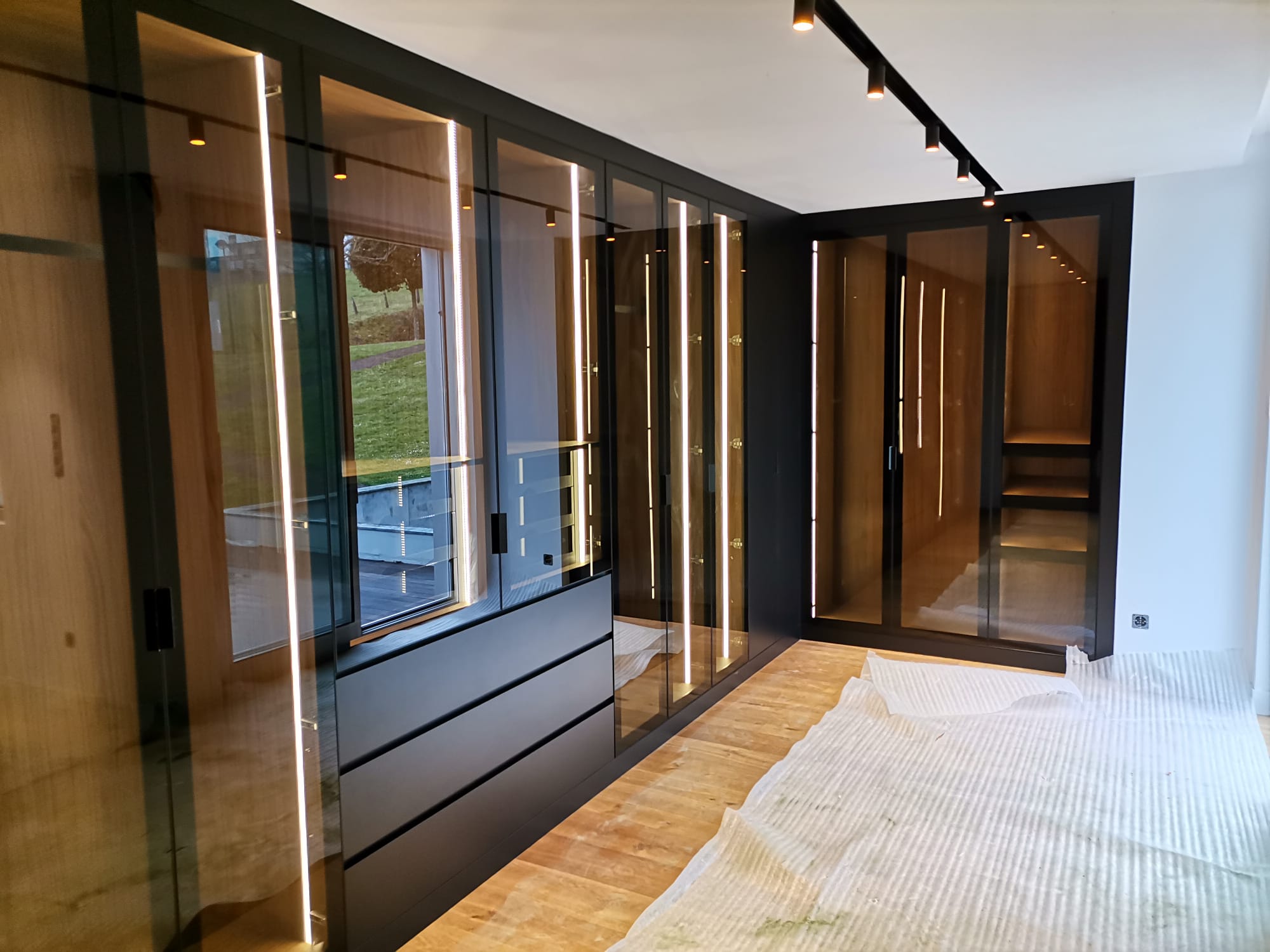 Vestidor completo a medida con iluminación integrada